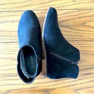 Cat & Jack Girls Black Suede Booties. Size 5. Great Condition, worn twice